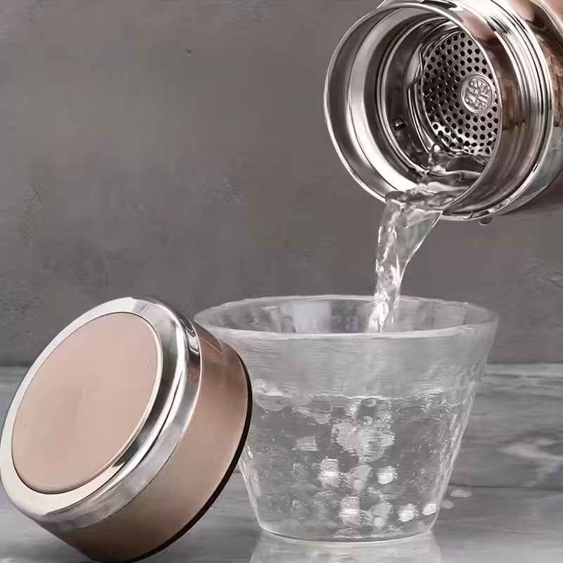 विशाल क्षमता भएको इन्सुलेट गरिएको कप, चुहिने जोखिमविहीन ढक्कन र बोक्ने पट्टा सहित