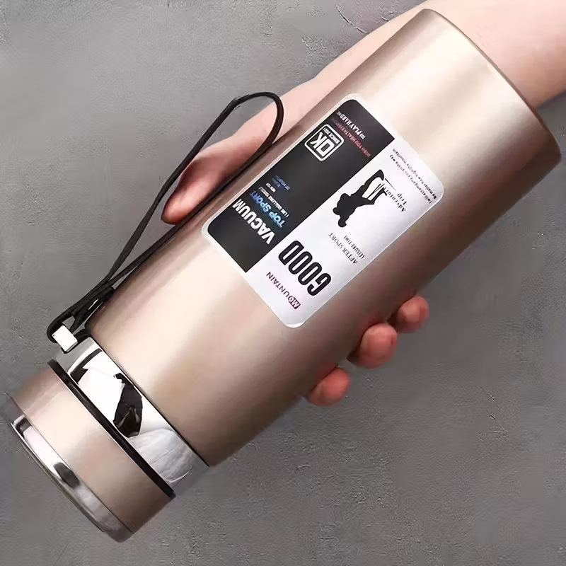 विशाल क्षमता भएको इन्सुलेट गरिएको कप, चुहिने जोखिमविहीन ढक्कन र बोक्ने पट्टा सहित