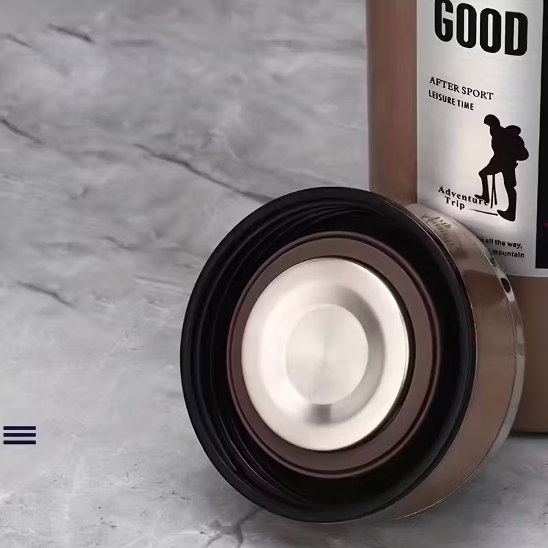 विशाल क्षमता भएको इन्सुलेट गरिएको कप, चुहिने जोखिमविहीन ढक्कन र बोक्ने पट्टा सहित