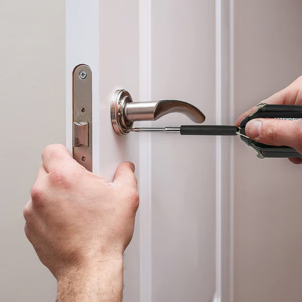 वर्कलाइट र फ्ल्यासलाइट सहित १ औजारमा ८ स्क्रूड्राइभरहरू