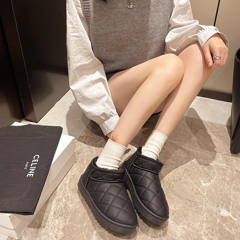 फ्याशन समतल तल्लो भाग भएका हिउँका जुत्ता